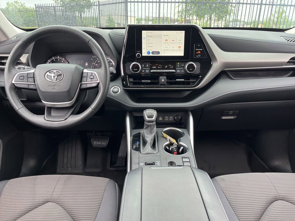 Used 2024 Toyota Highlander LE FWD image 16