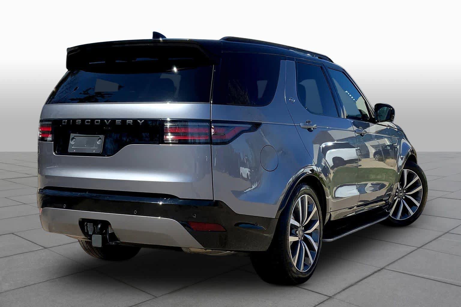 Used 2025 Land Rover Discovery Dynamic SE image 12