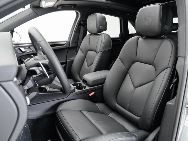 Certified 2025 Porsche Macan AWD/4WD image 5