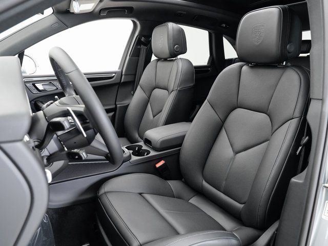 Certified 2025 Porsche Macan image 5