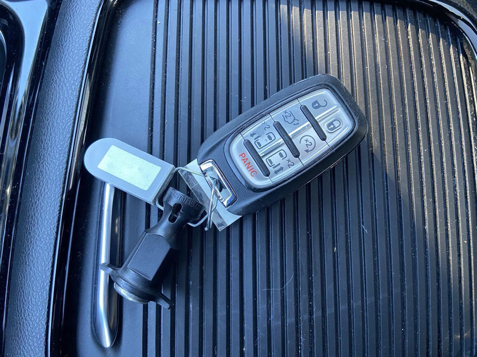 Used 2025 Chrysler Pacifica Limited image 71