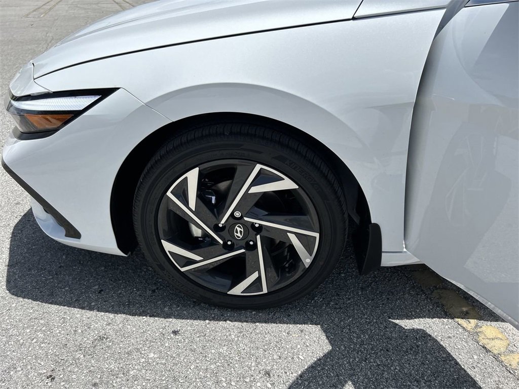 New 2025 Hyundai Elantra Limited image 32