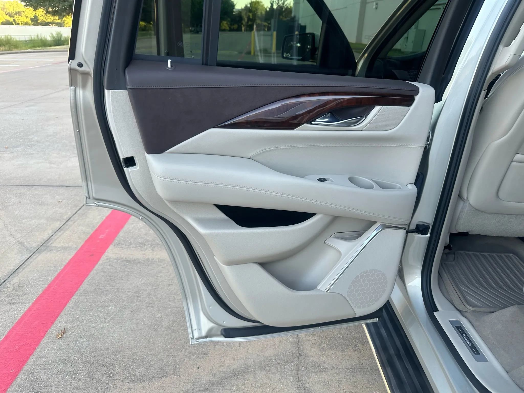 Used 2015 Cadillac Escalade Luxury image 18