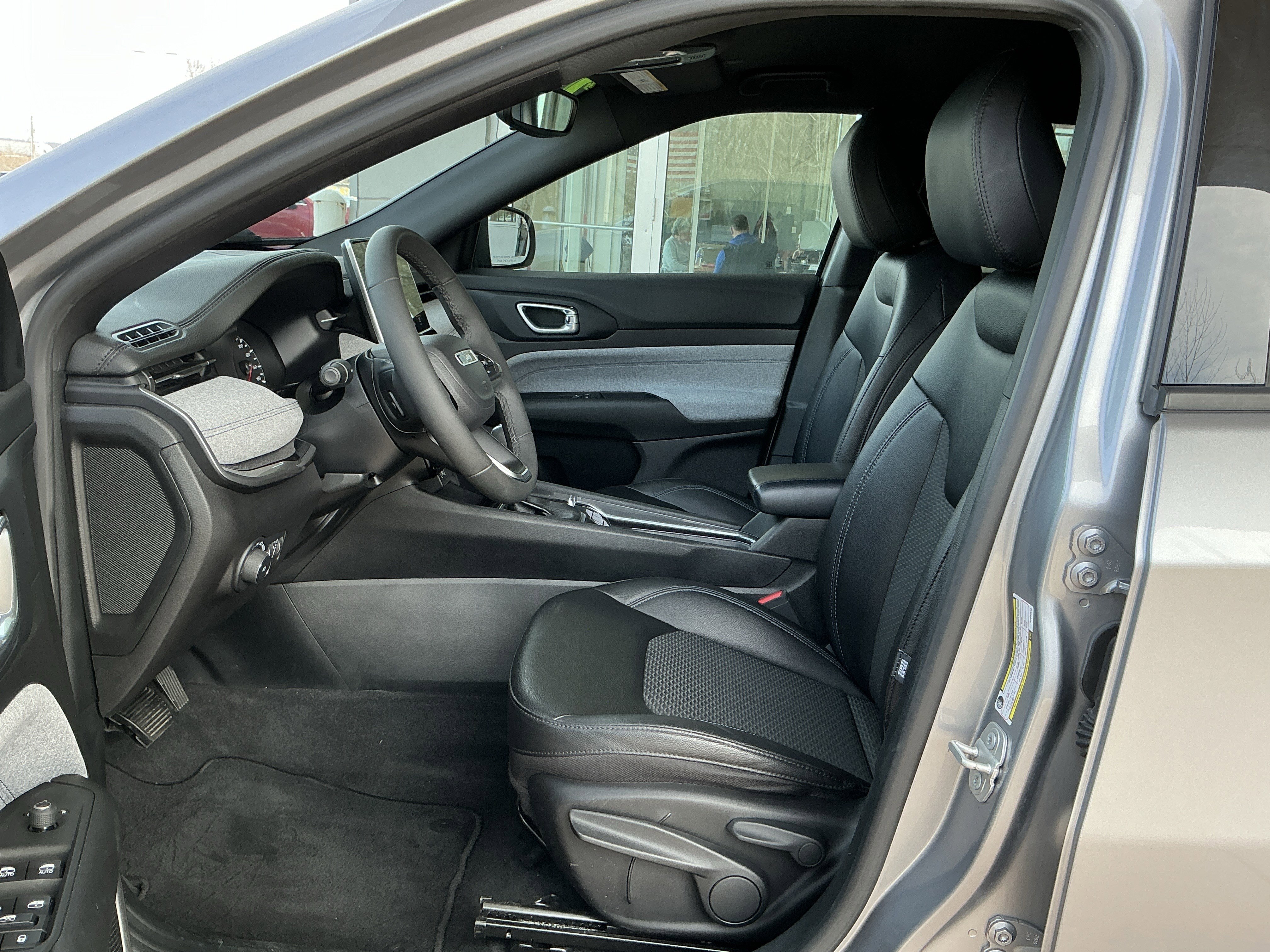 Used 2024 Jeep Compass Latitude w/ Altitude Special Edition image 7