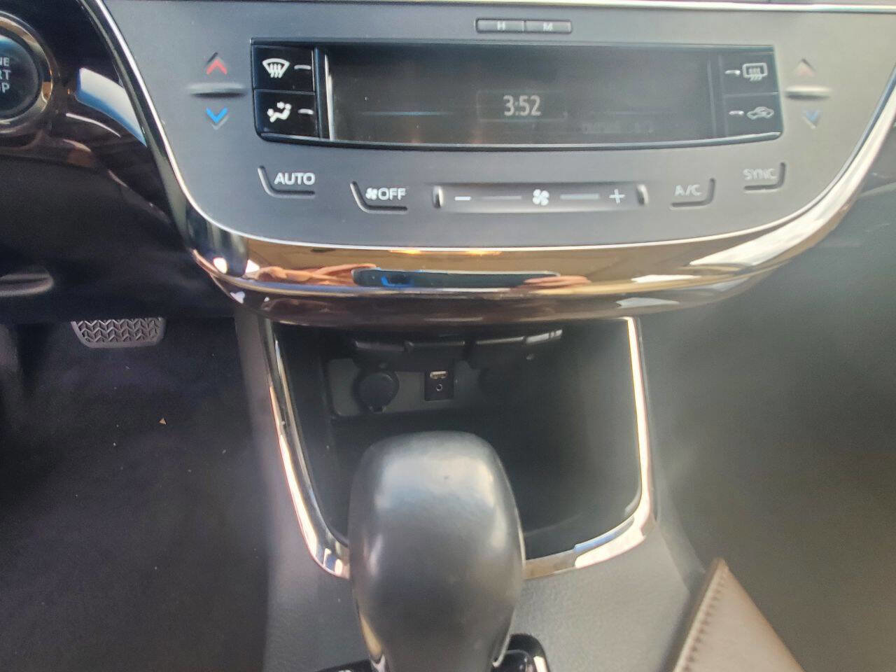 Used 2013 Toyota Avalon Limited image 19