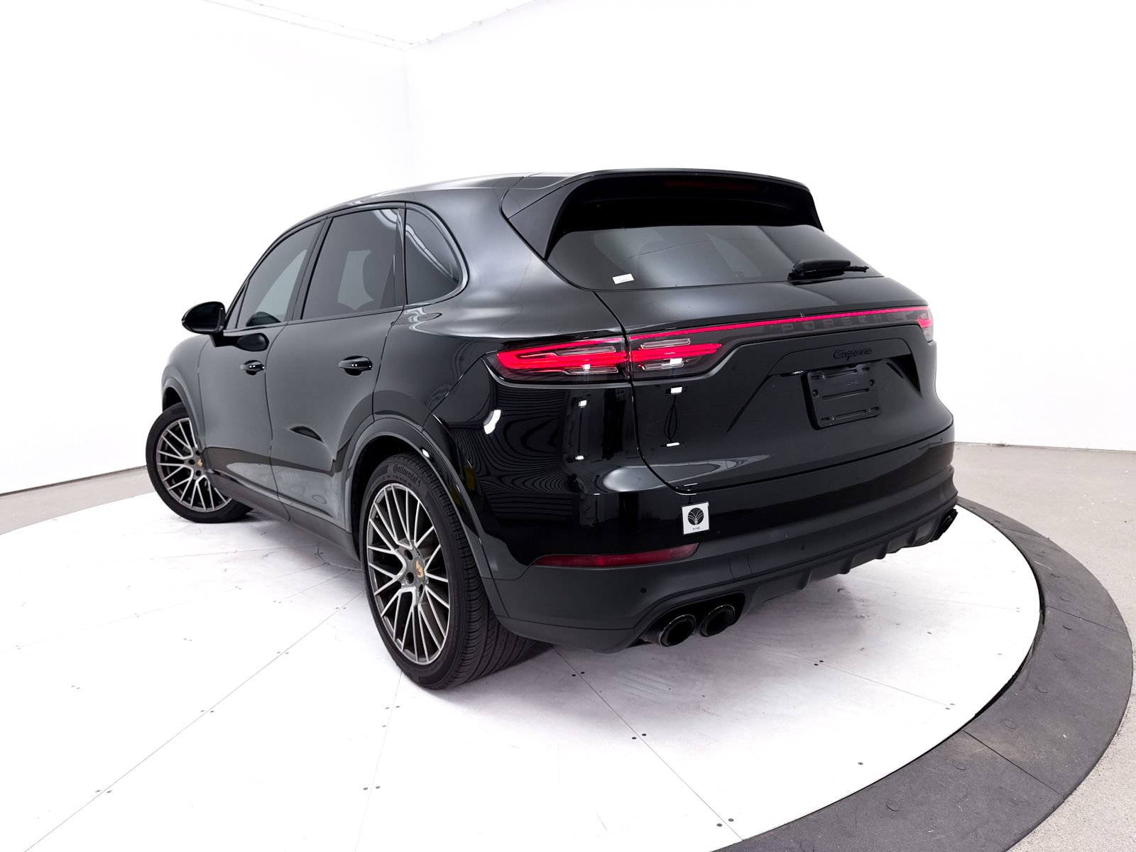 Used 2023 Porsche Cayenne Platinum Edition AWD/4WD image 3