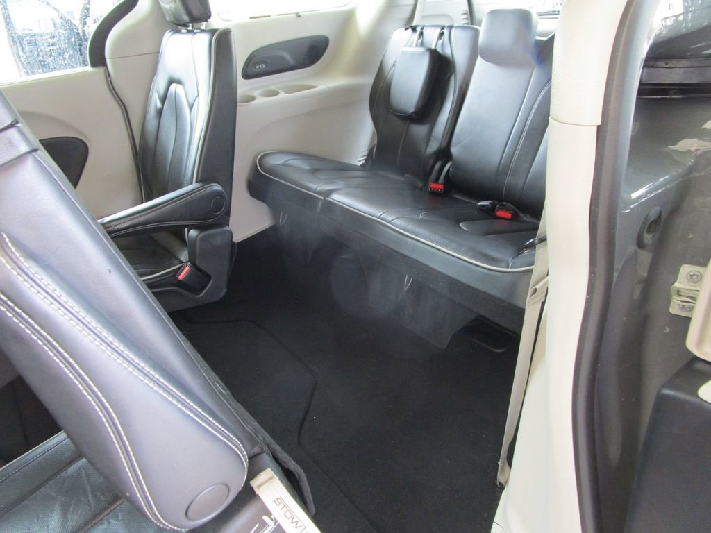 Used 2023 Chrysler Pacifica Limited image 17