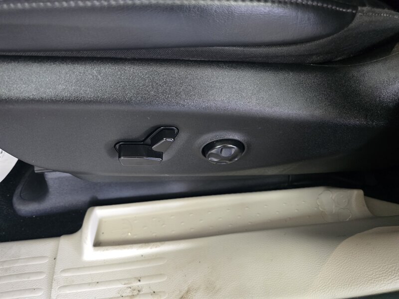 Used 2023 Chrysler Pacifica Touring-L FWD image 18