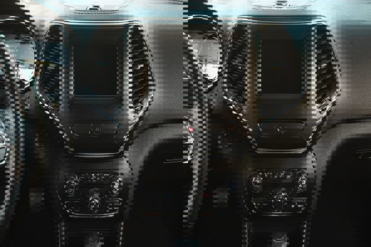 Used 2019 Jeep Cherokee Latitude w/ Popular Appearance Group image 10