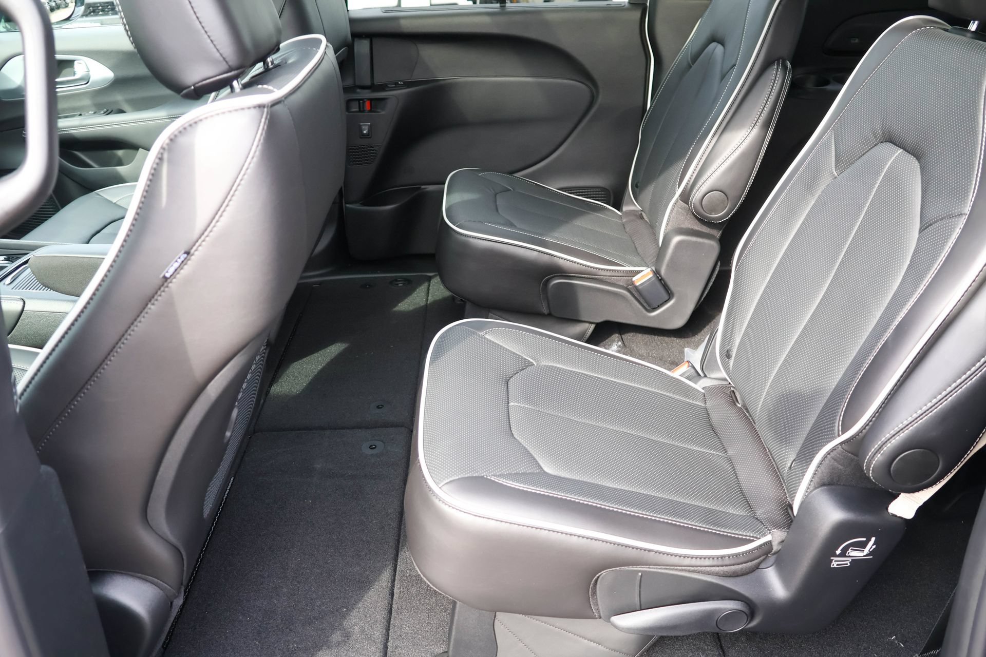 New 2026 Chrysler Pacifica Limited w/ S Appearance Package AWD/4WD image 17