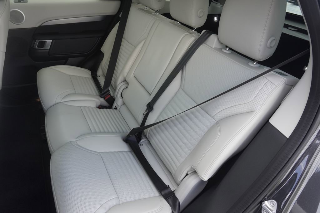 New 2025 Land Rover Discovery Dynamic SE image 30