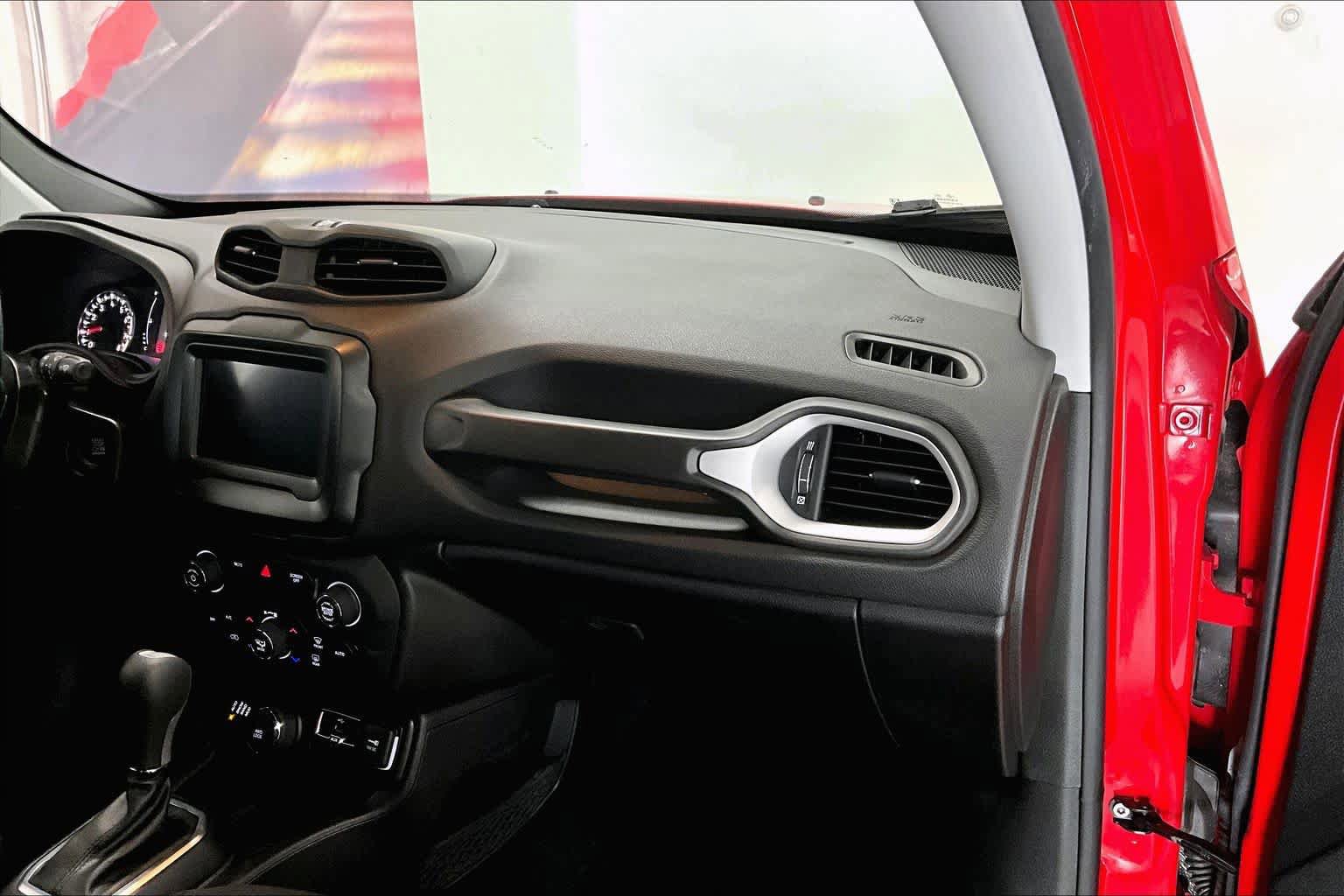 Used 2018 Jeep Renegade Latitude w/ Cold Weather Group AWD/4WD image 20