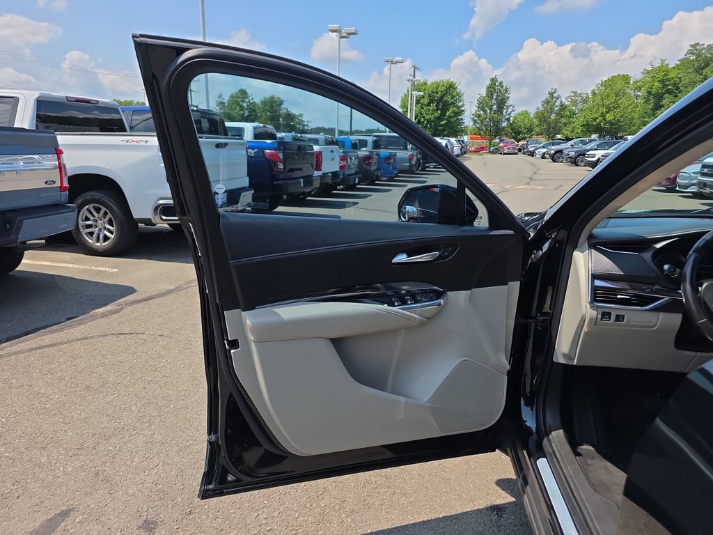 Used 2019 Cadillac XT4 Luxury w/ Cold Weather Package AWD/4WD image 19