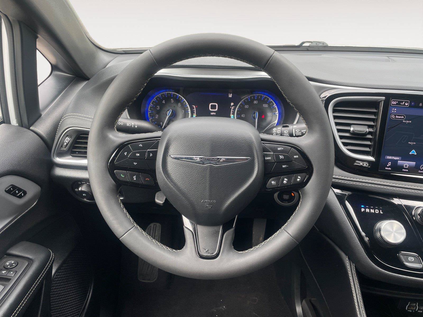 Used 2025 Chrysler Pacifica Limited FWD image 12