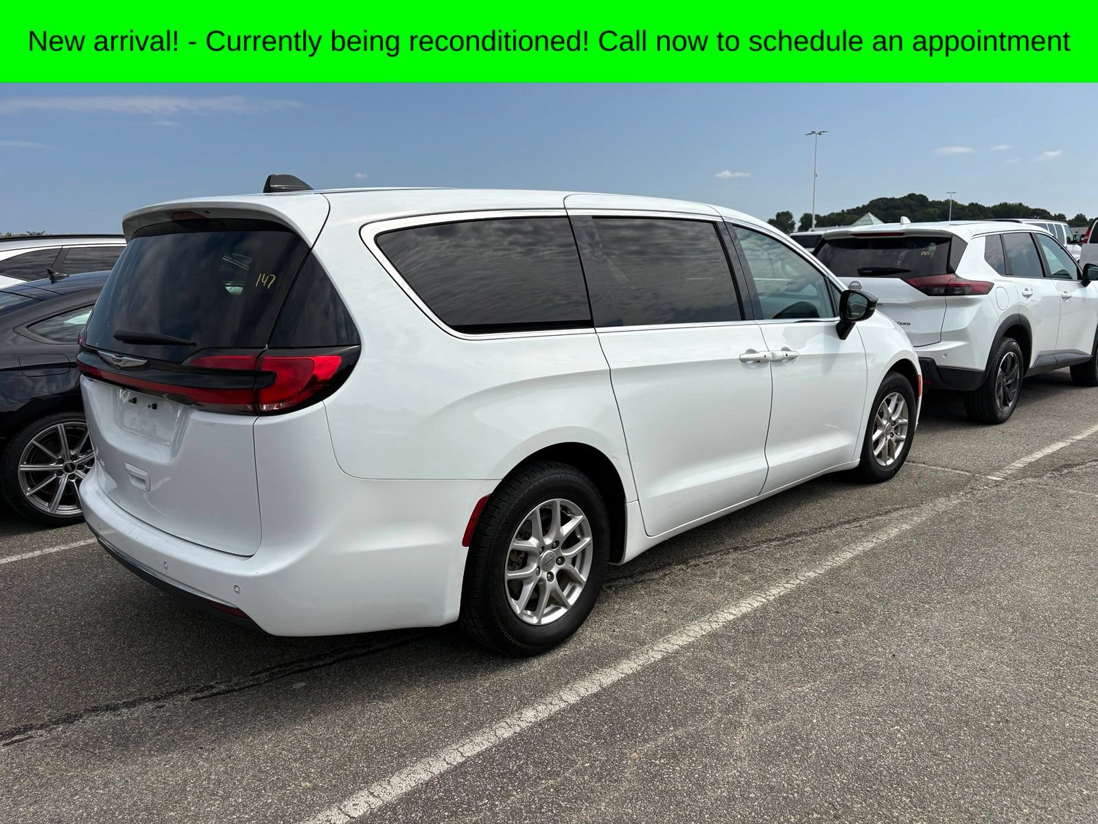 Used 2024 Chrysler Pacifica Touring-L FWD image 4