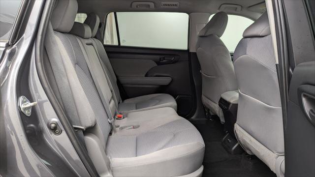 Used 2021 Toyota Highlander L image 19