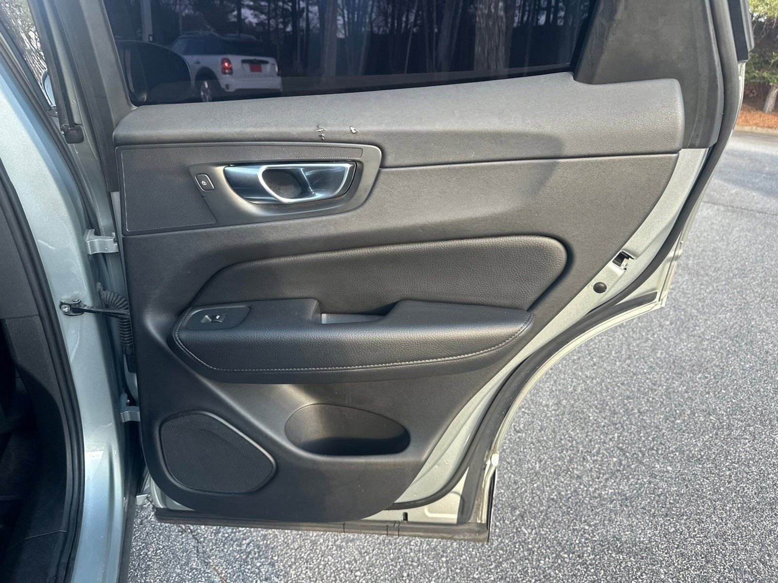 Used 2018 Volvo XC60 T5 Momentum w/ Convenience Package image 16