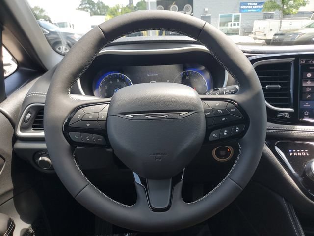 New 2027 Chrysler Pacifica Limited w/ Family Tech Group AWD/4WD image 23
