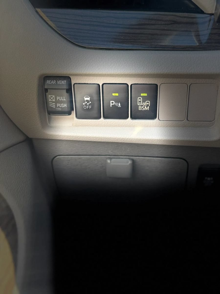Used 2016 Toyota Sienna XLE w/ XLE Navigation Package FWD image 34