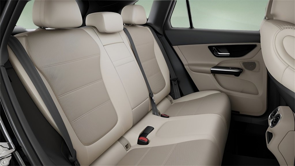 Used 2025 Mercedes-Benz GLC 300 4MATIC image 36