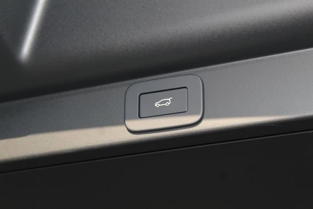 New 2026 Land Rover Range Rover Long Wheelbase SE image 13