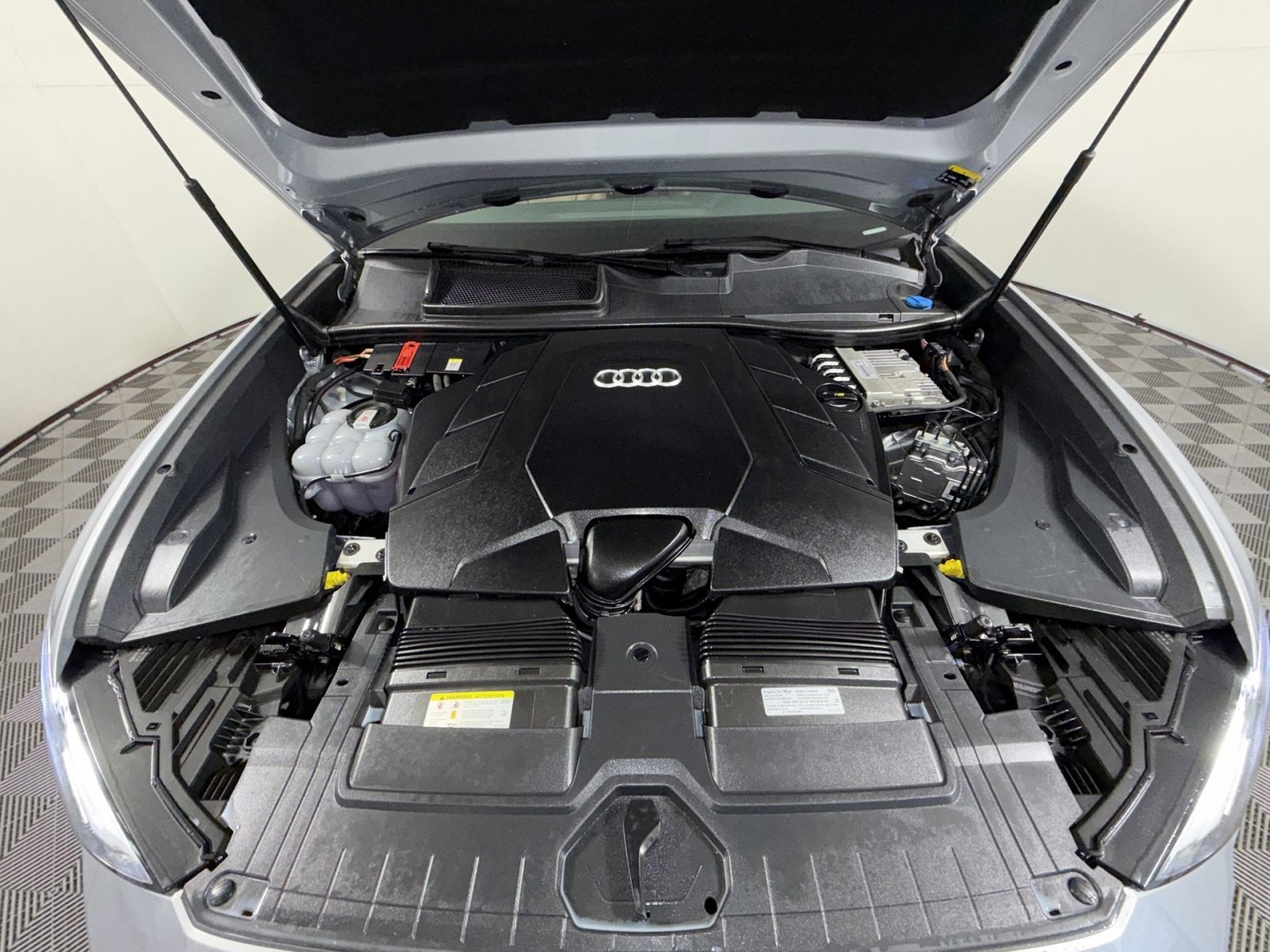 Used 2022 Audi Q8 Premium image 20