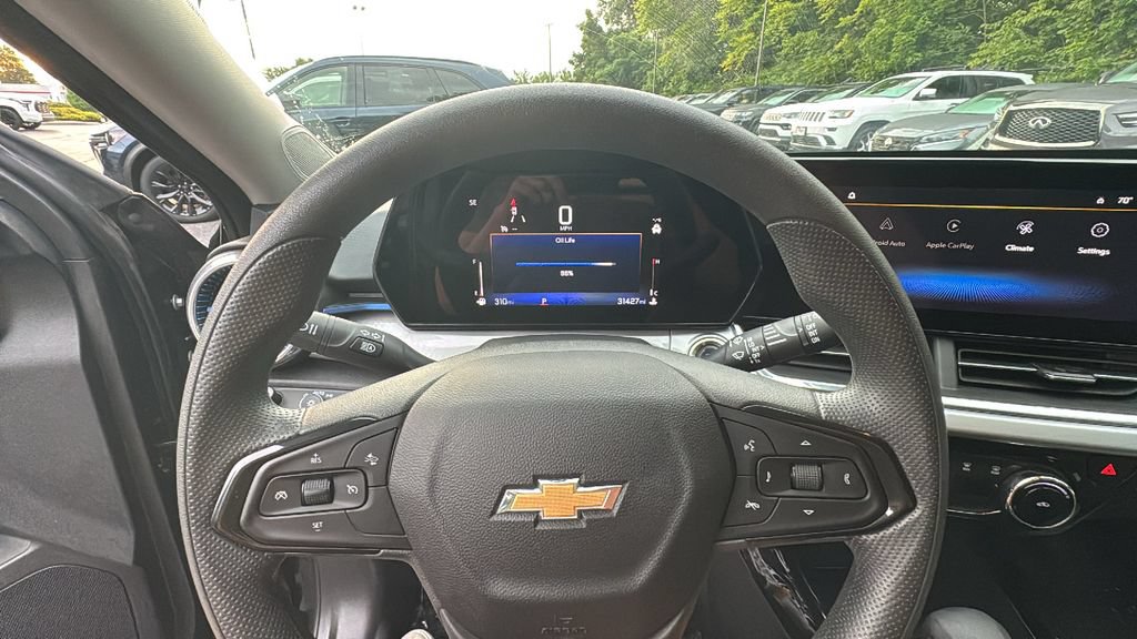 Used 2025 Chevrolet Trax LT FWD image 15