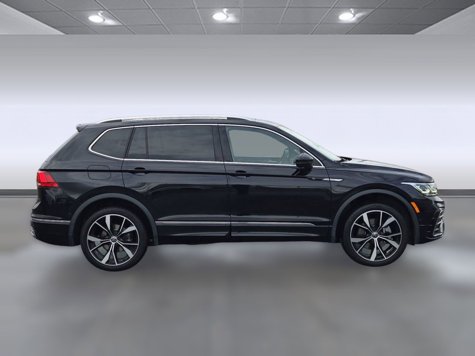 Used 2023 Volkswagen Tiguan SEL R-Line image 7