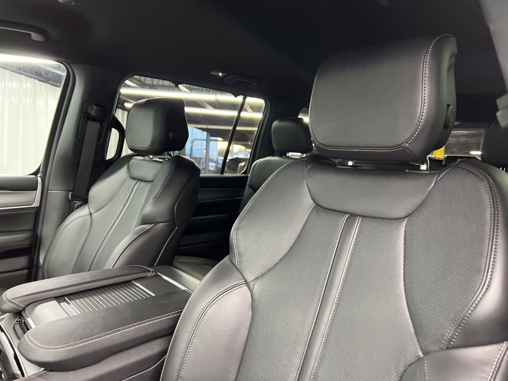 Used 2025 Jeep Wagoneer 4WD w/ Convenience Group I image 18