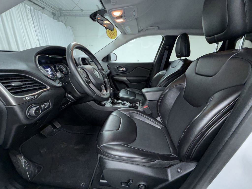 Used 2019 Jeep Cherokee Latitude Plus AWD/4WD image 12