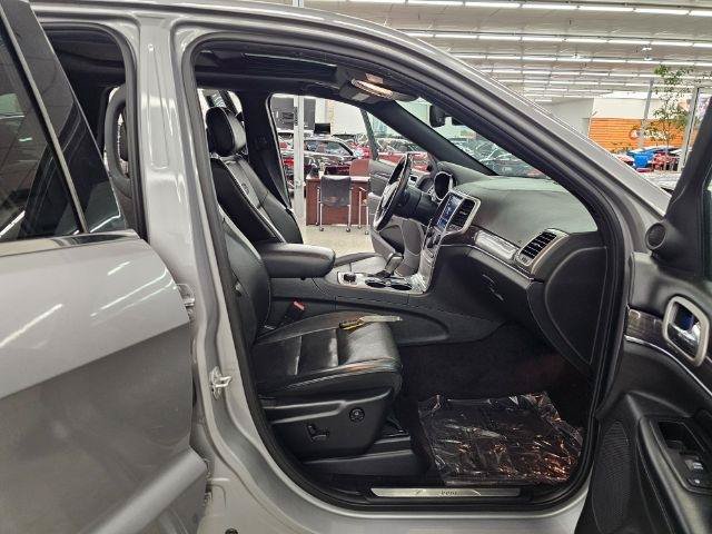 Used 2018 Jeep Grand Cherokee Overland AWD/4WD image 10