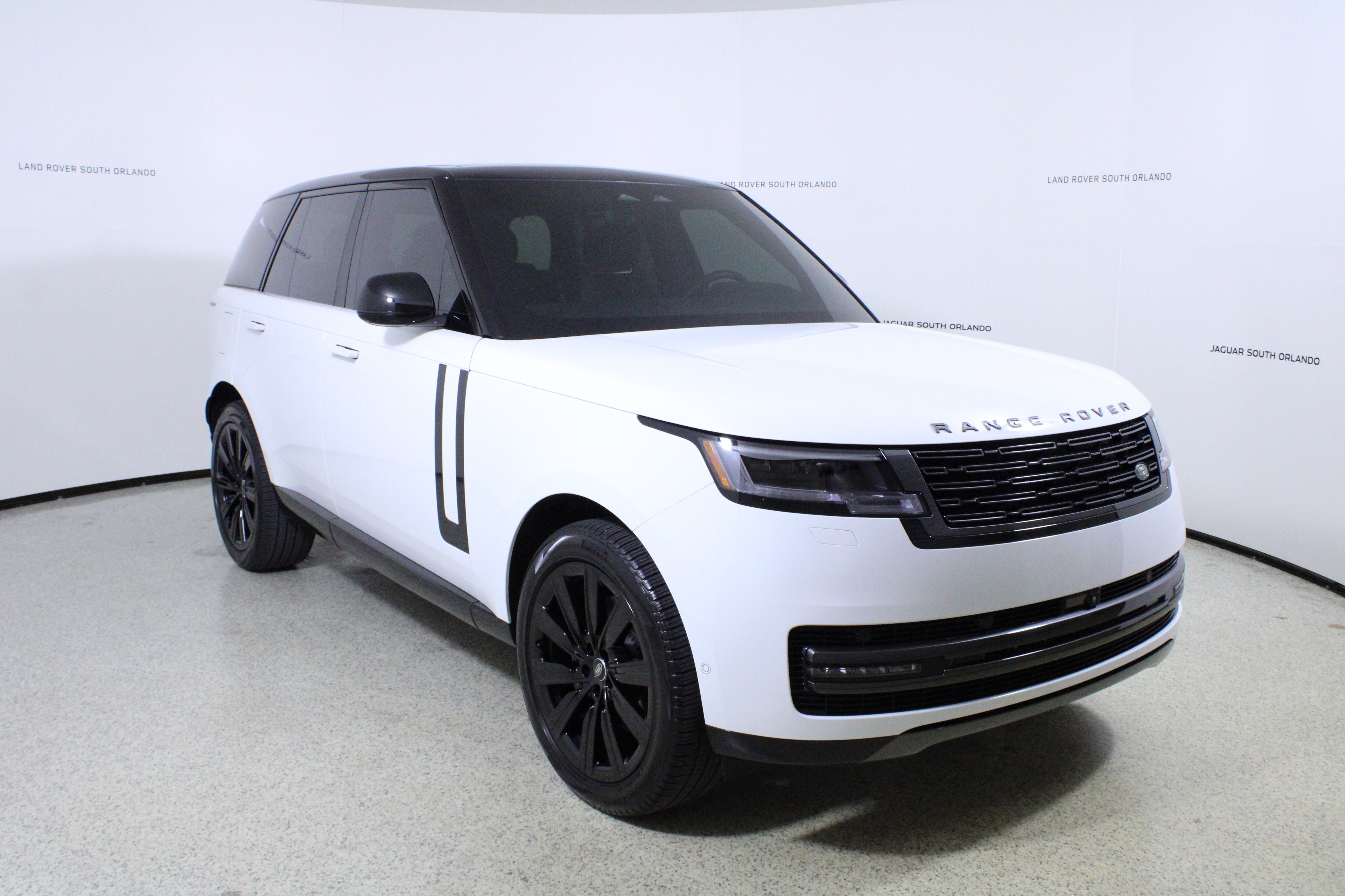 Used 2024 Land Rover Range Rover SE image 3