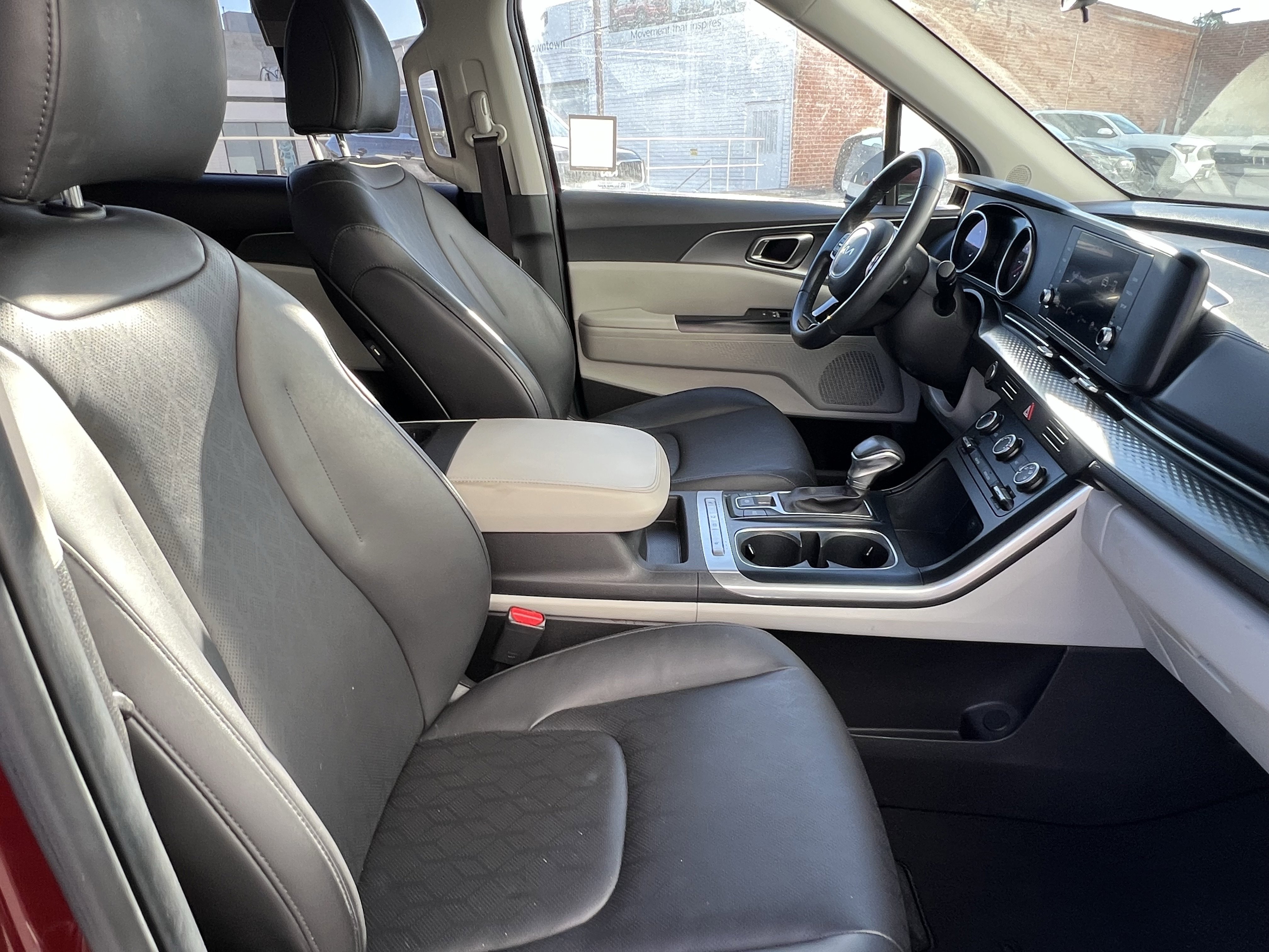 Used 2024 Kia Carnival LX image 12