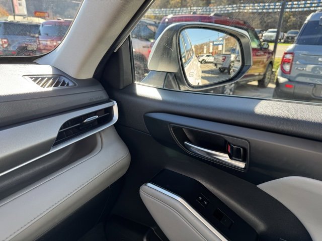 Used 2022 Toyota Highlander XLE image 26