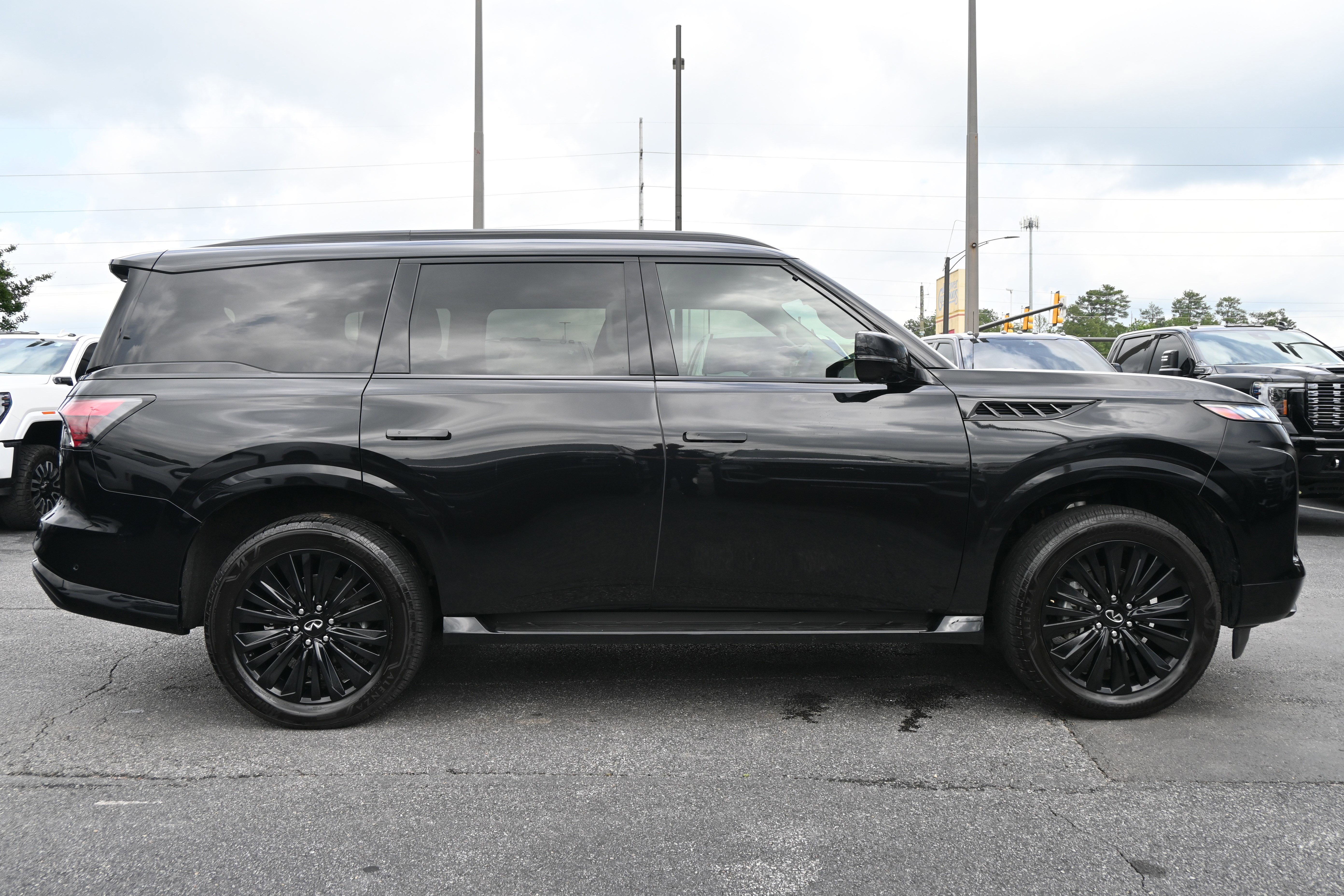 Used 2025 INFINITI QX80 Sensory AWD/4WD image 11
