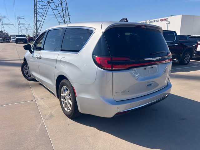 Used 2024 Chrysler Pacifica Touring-L FWD image 3
