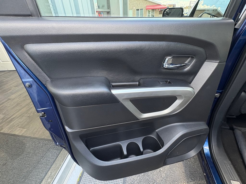 Used 2018 Nissan Titan SV w/ SV Convenience Package RWD image 11
