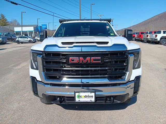 Used 2024 GMC Sierra 3500 Pro w/ Convenience Package image 2