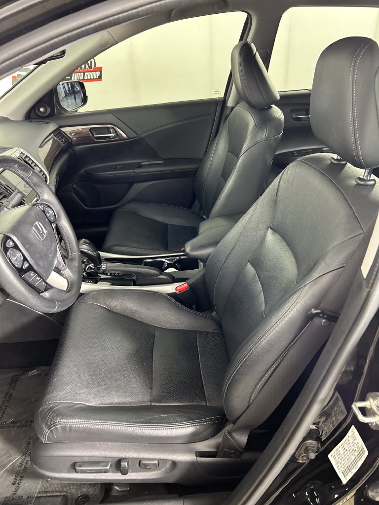Used 2017 Honda Accord Touring image 11