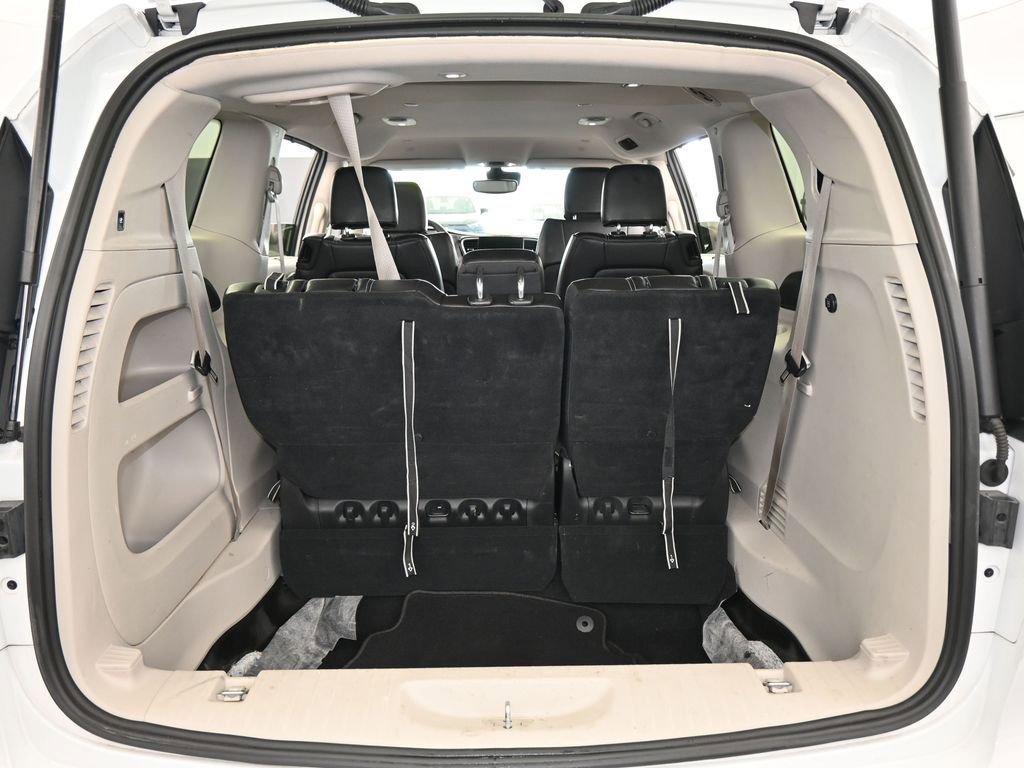 Used 2023 Chrysler Pacifica Touring-L image 36