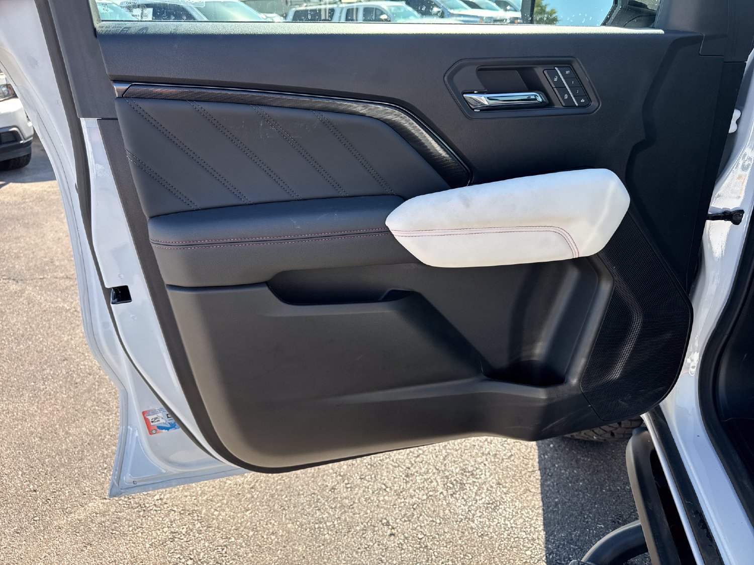 Used 2024 GMC Canyon AT4X AWD/4WD image 10