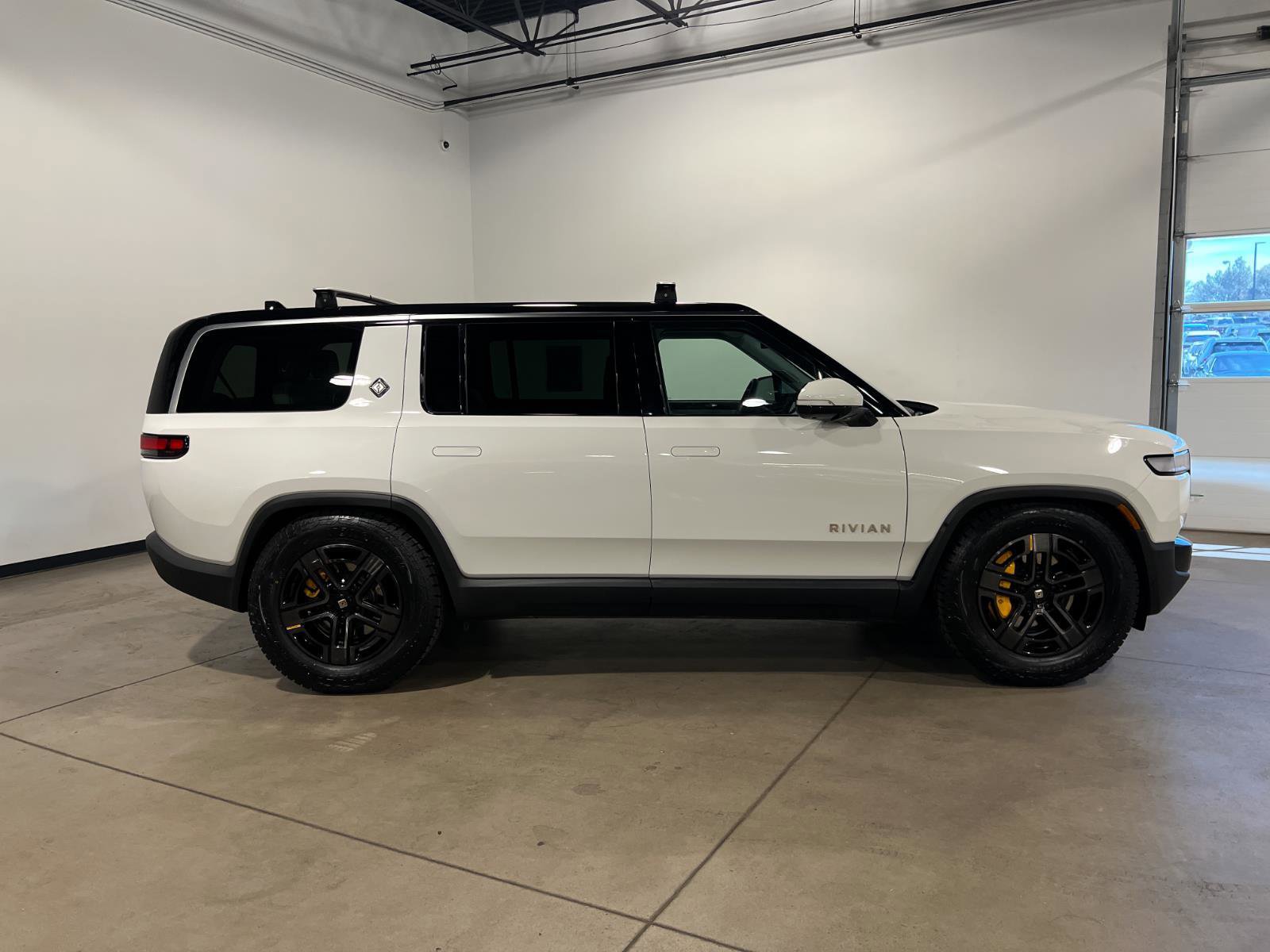 Used 2024 Rivian R1S Adventure AWD/4WD image 2