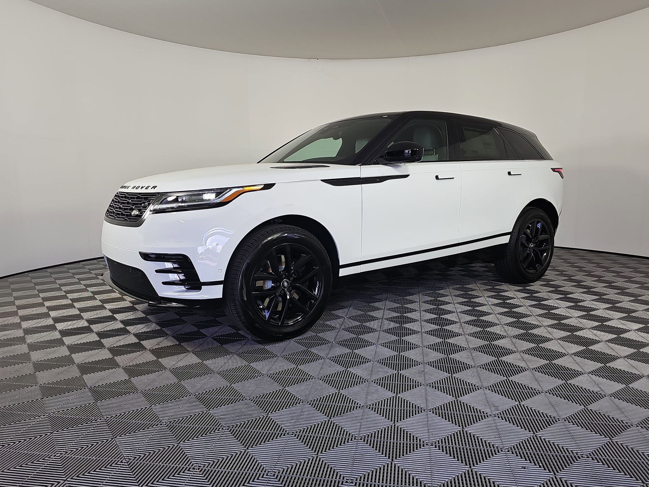 New 2026 Land Rover Range Rover Velar Dynamic SE image 1