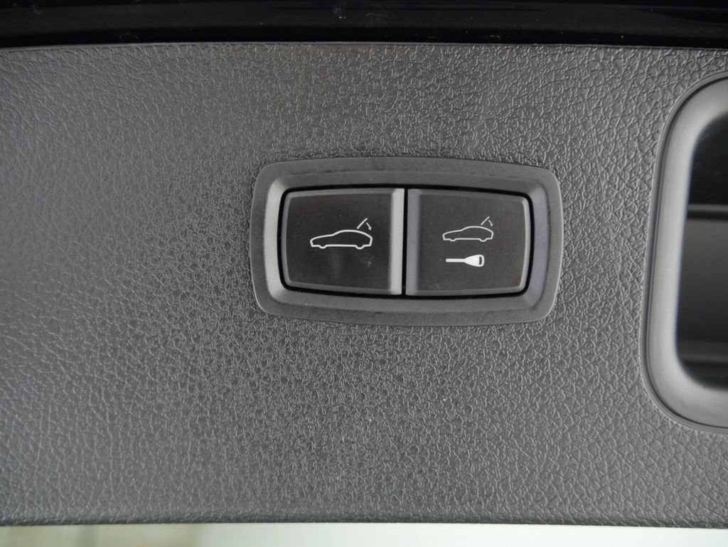 Certified 2023 Porsche Macan Turbo AWD/4WD image 21