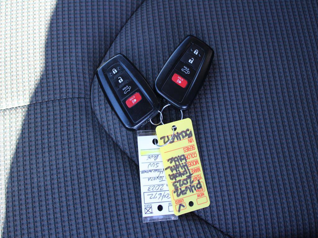 Used 2023 Toyota Highlander LE image 4