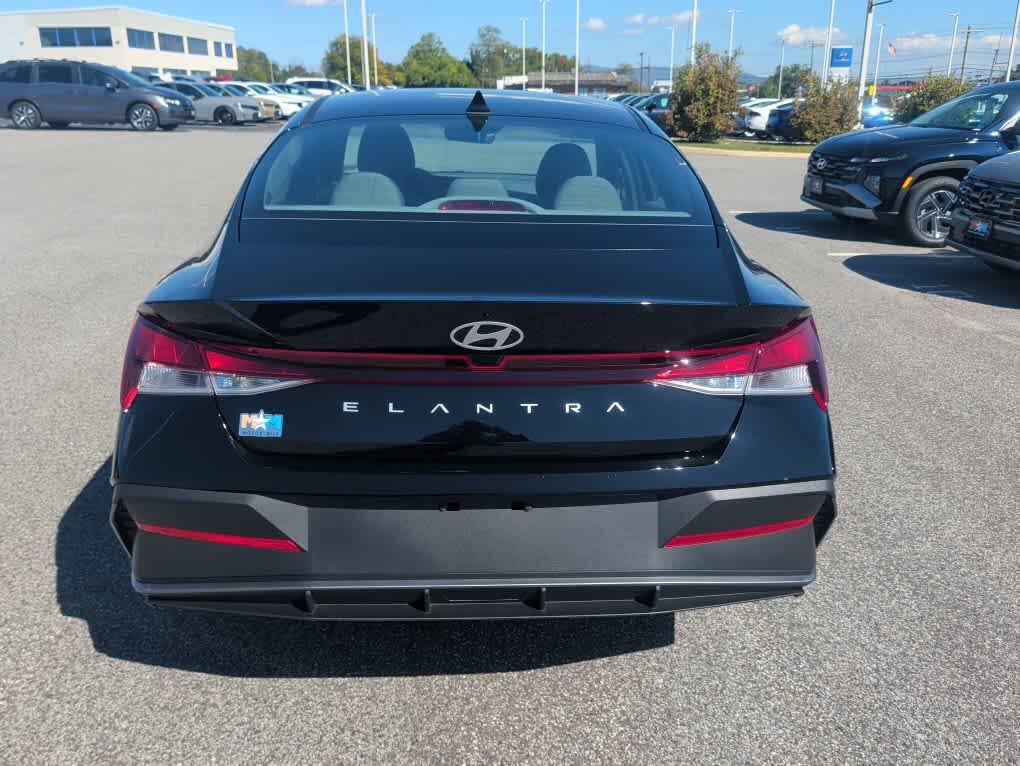 New 2026 Hyundai Elantra SE FWD image 18