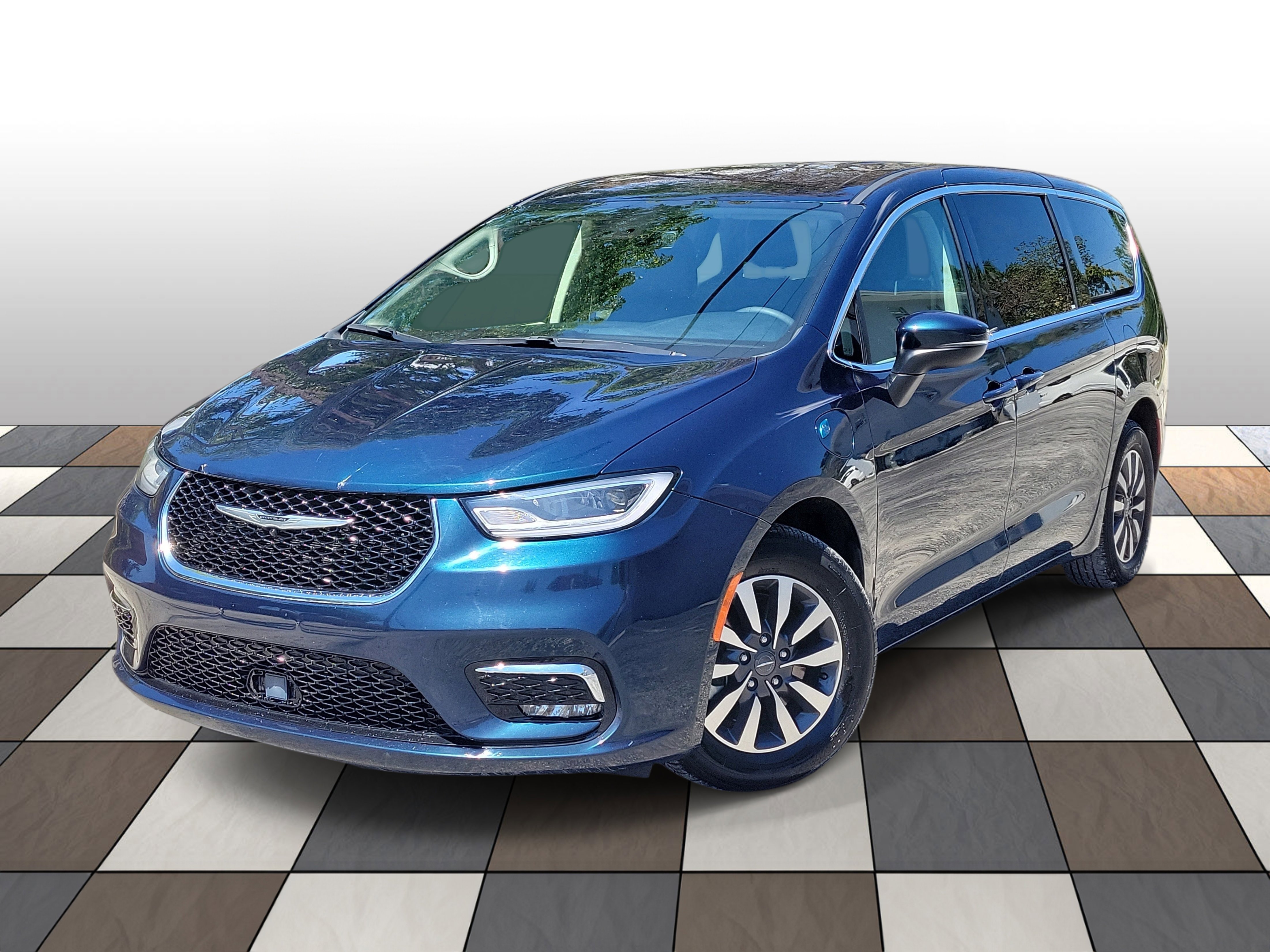 Used 2023 Chrysler Pacifica Touring-L image 1