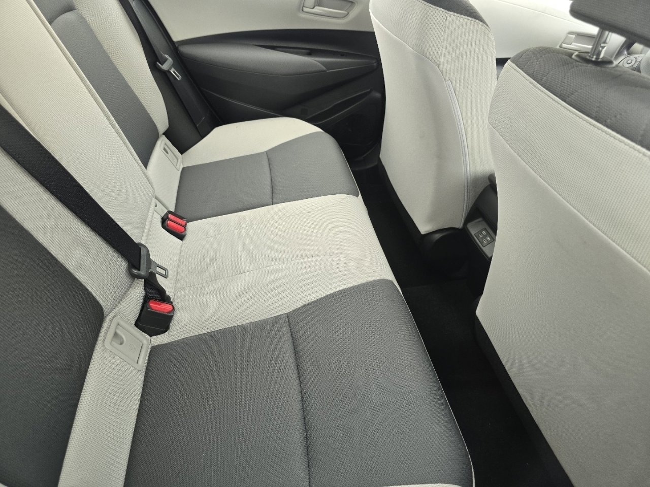 Used 2025 Toyota Corolla LE FWD image 12
