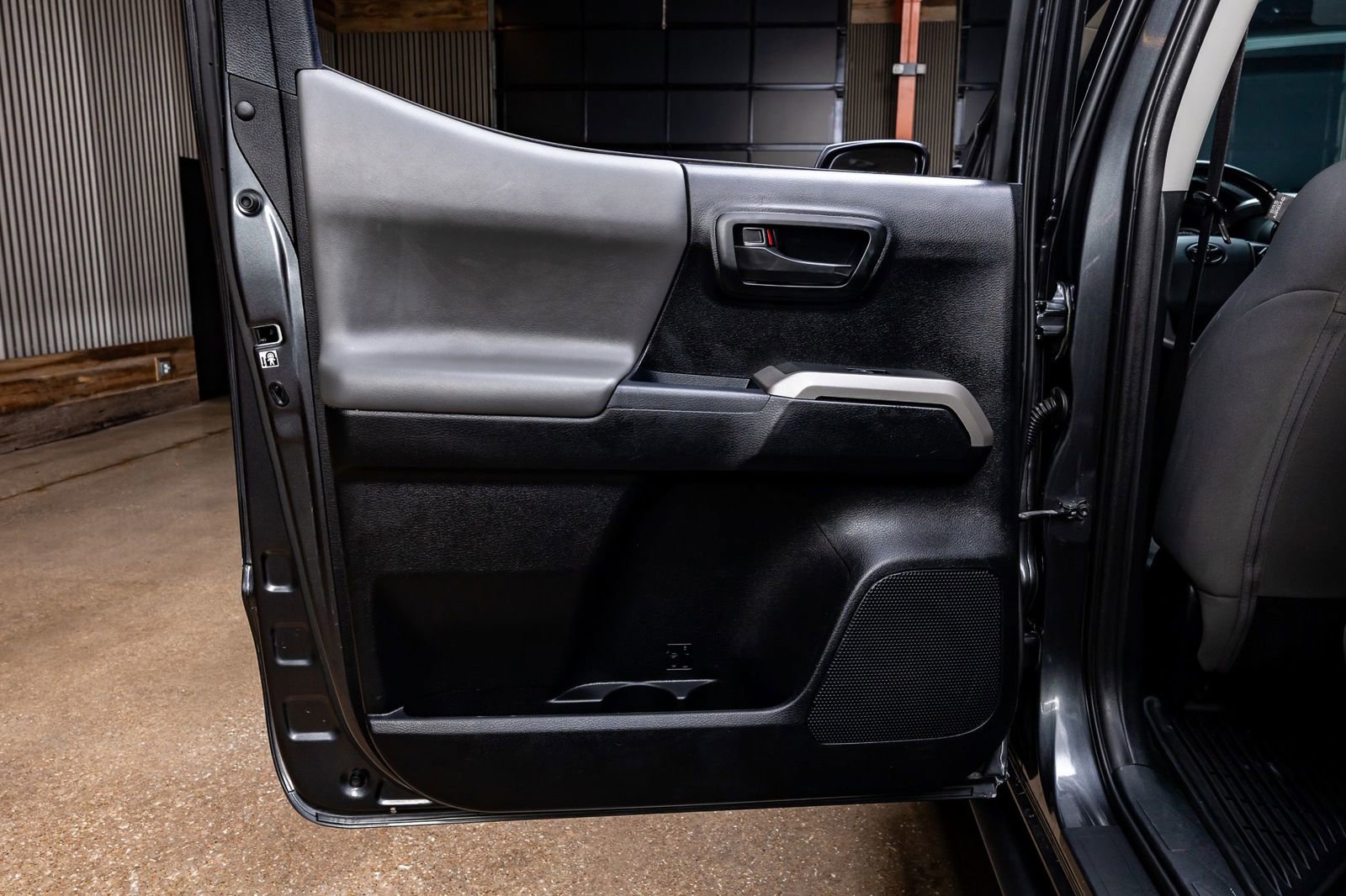 Used 2018 Toyota Tacoma SR5 AWD/4WD image 35