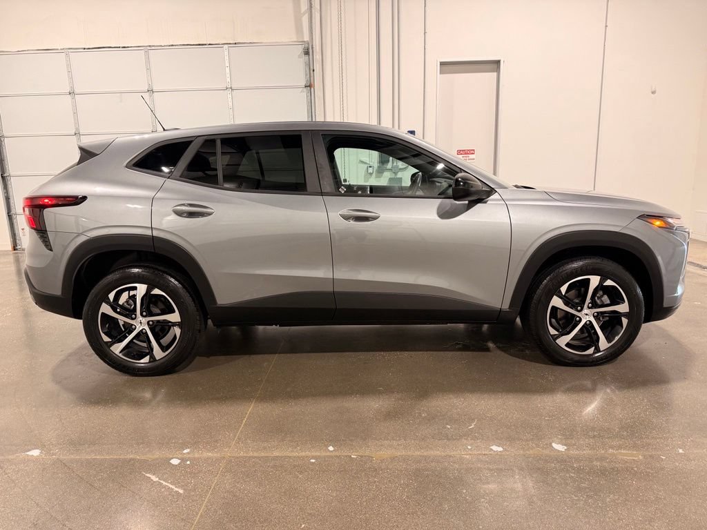 Used 2024 Chevrolet Trax RS w/ Driver Confidence Package FWD image 4